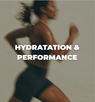 Hydratation et performance; femme qui court en gros plan