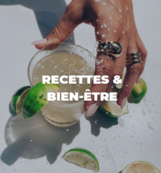 recettes et bien être, main qui tiens un verre de jus de citron
